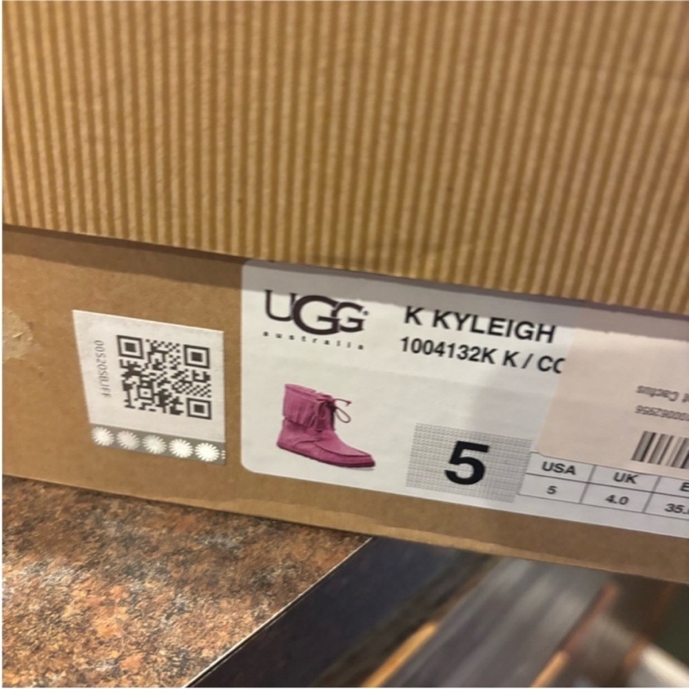 $3 SALE NWT Ugg boots size 5 - Picture 3 of 4